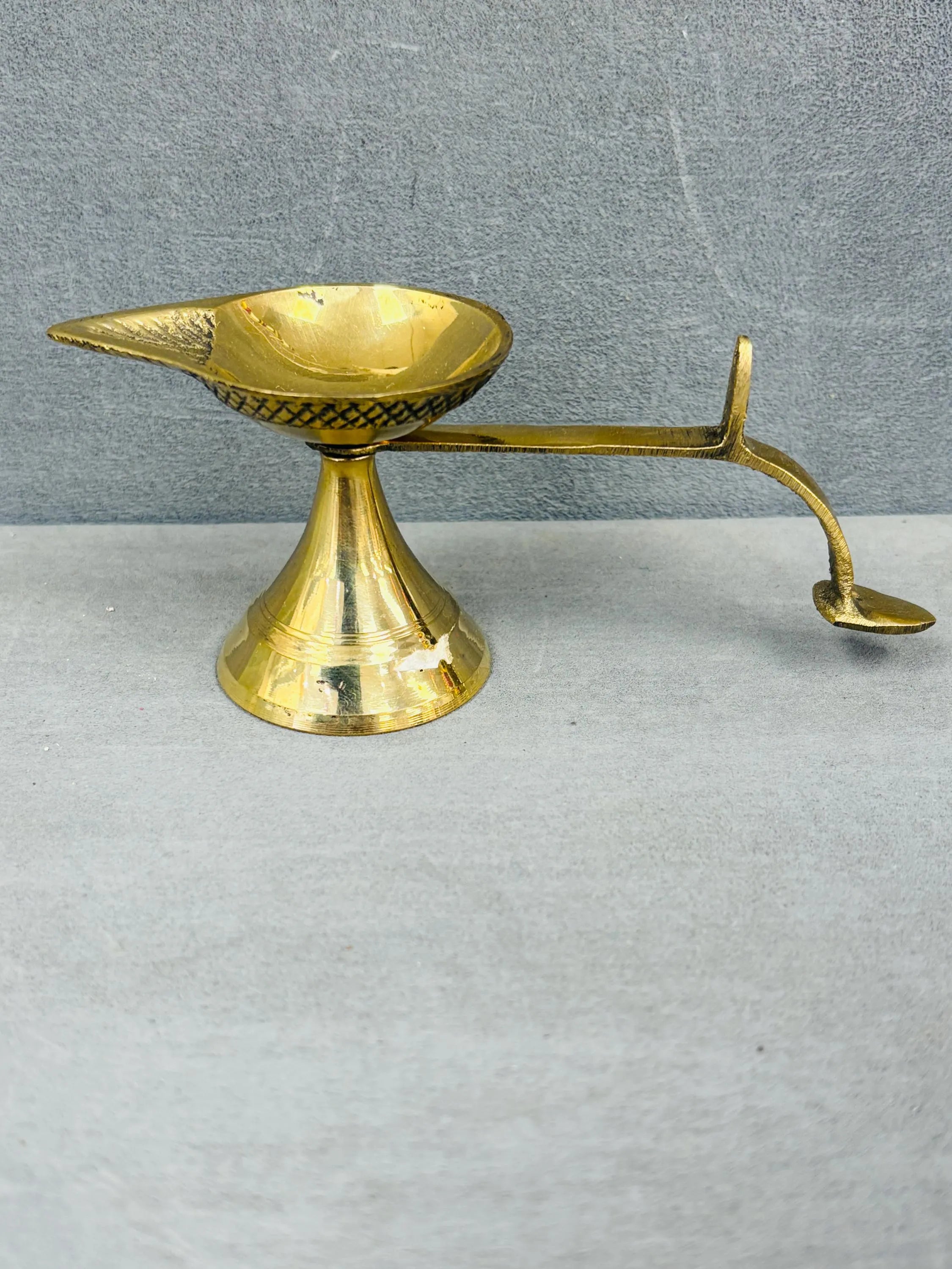 Brass Arti Diya with Handle | Brass Aarti Oil Lamp