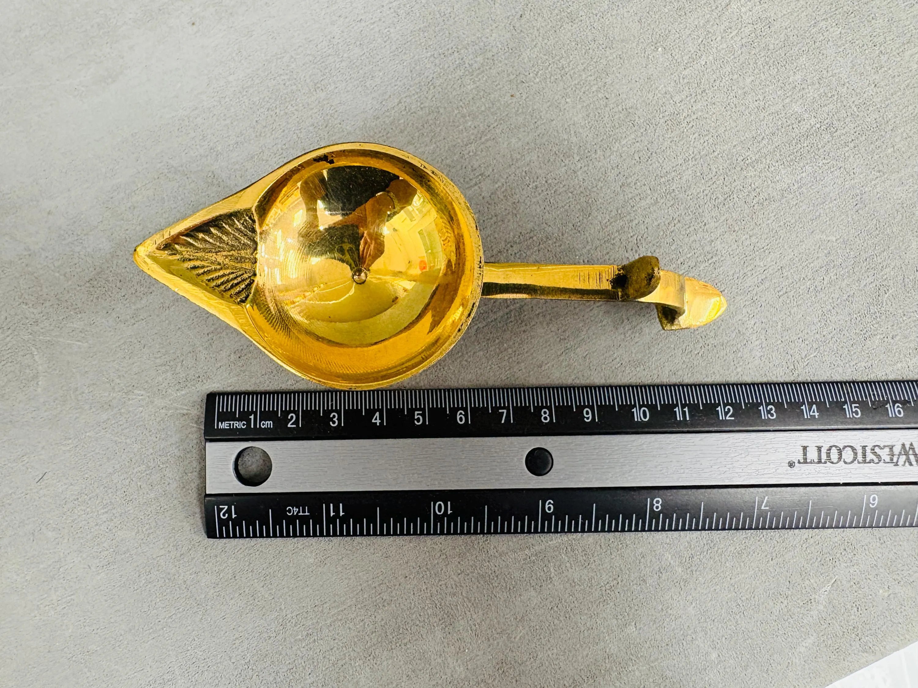 Brass Arti Diya with Handle | Brass Aarti Oil Lamp