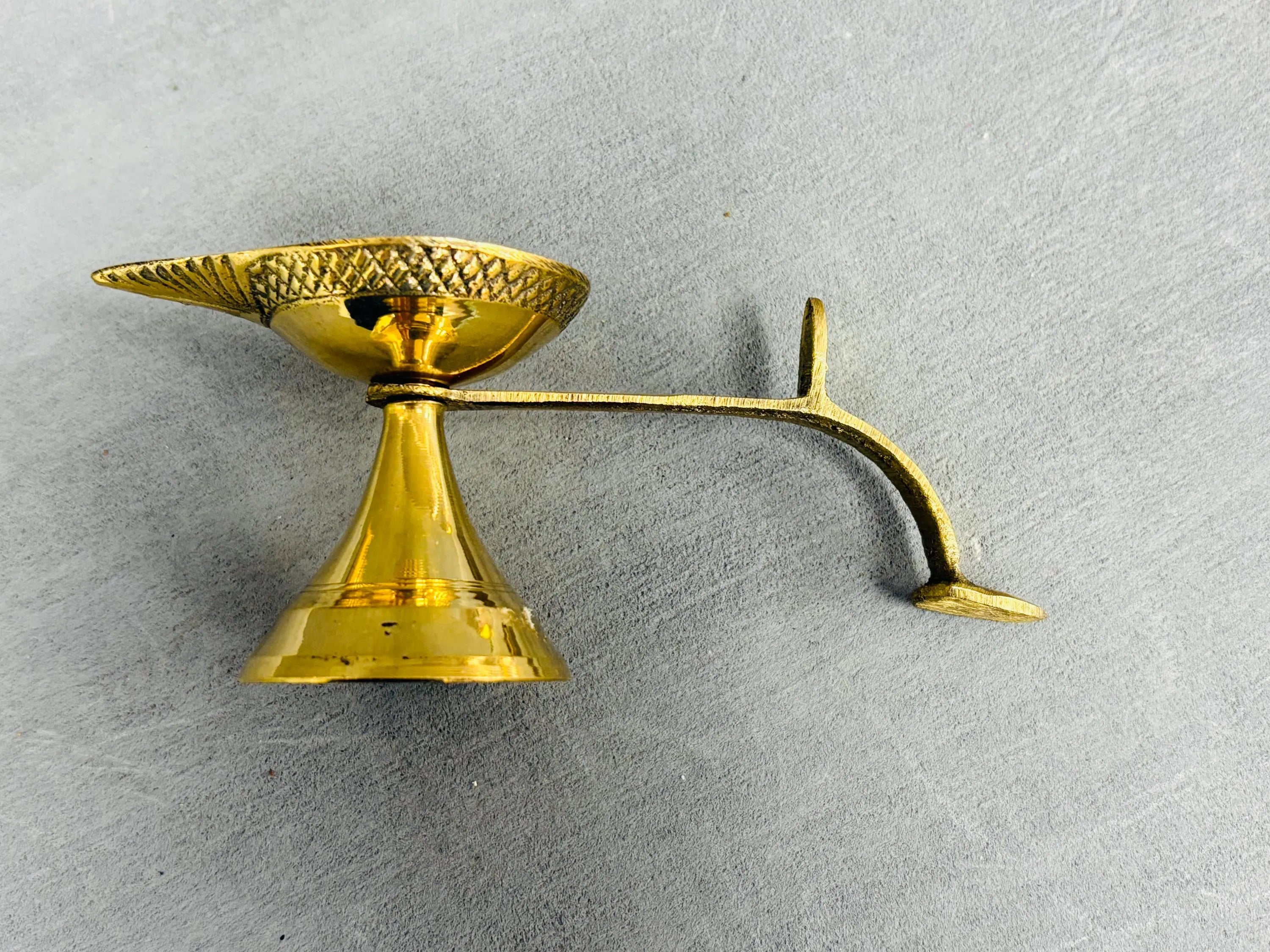 Brass Arti Diya with Handle | Brass Aarti Oil Lamp
